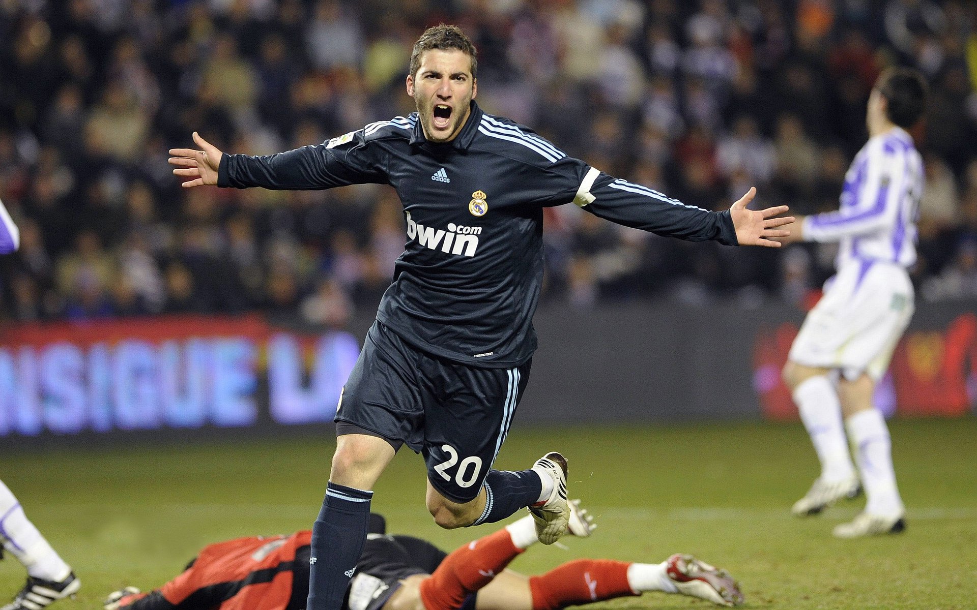 弗拉霍维奇闪耀制胜,威尔士闪电战速胜巴拉圭