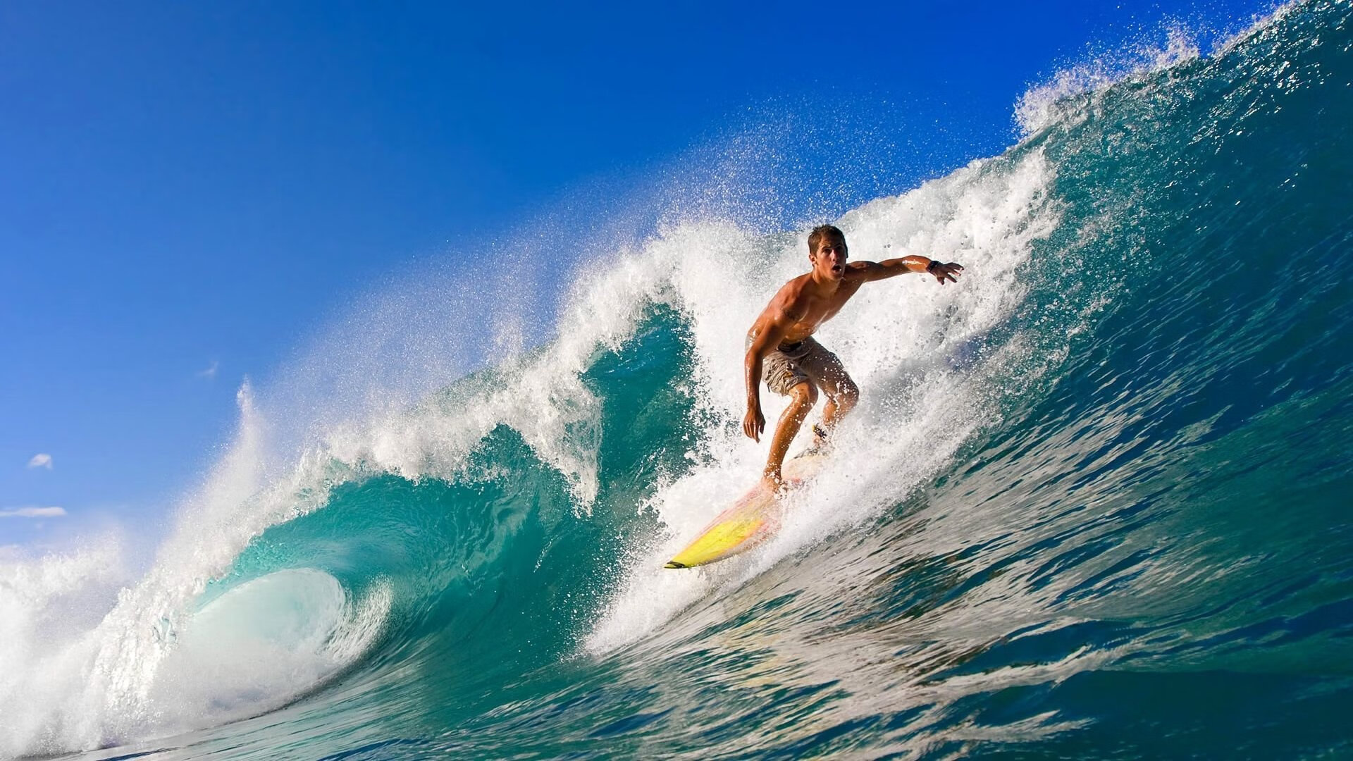 赛道与球场,双线争冠的激情碰撞